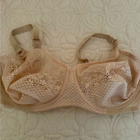 Two Elegant Lace bras from Chantelle (one black and beige) - Picture 4 of 5